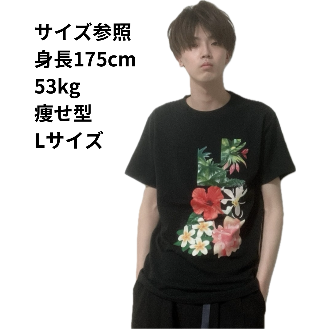 黒地フラワーTシャツ|派手すぎないハイビスカスデザインで夏映え!