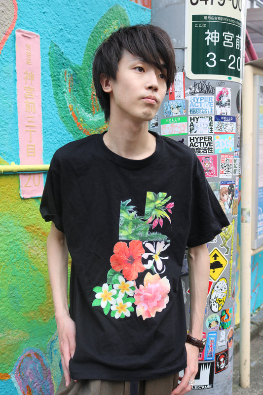 黒地フラワーTシャツ｜派手すぎないハイビスカスデザインで夏映え！