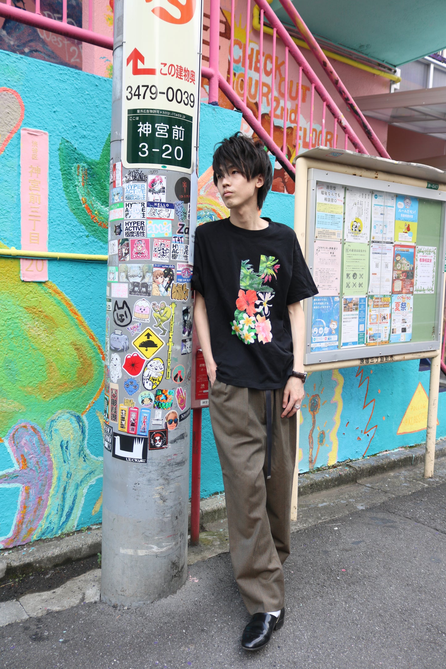黒地フラワーTシャツ｜派手すぎないハイビスカスデザインで夏映え！