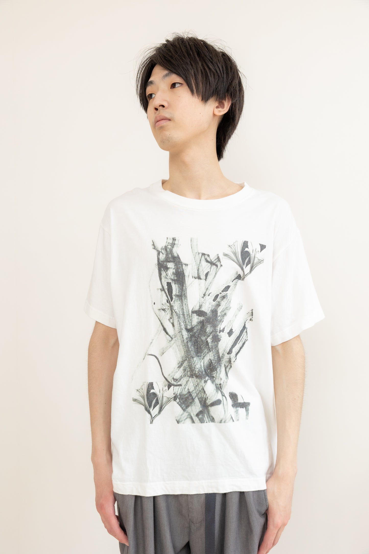 着るだけで映える！夏の白黒アートTシャツ