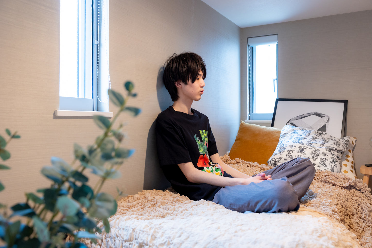 黒地フラワーTシャツ｜派手すぎないハイビスカスデザインで夏映え！