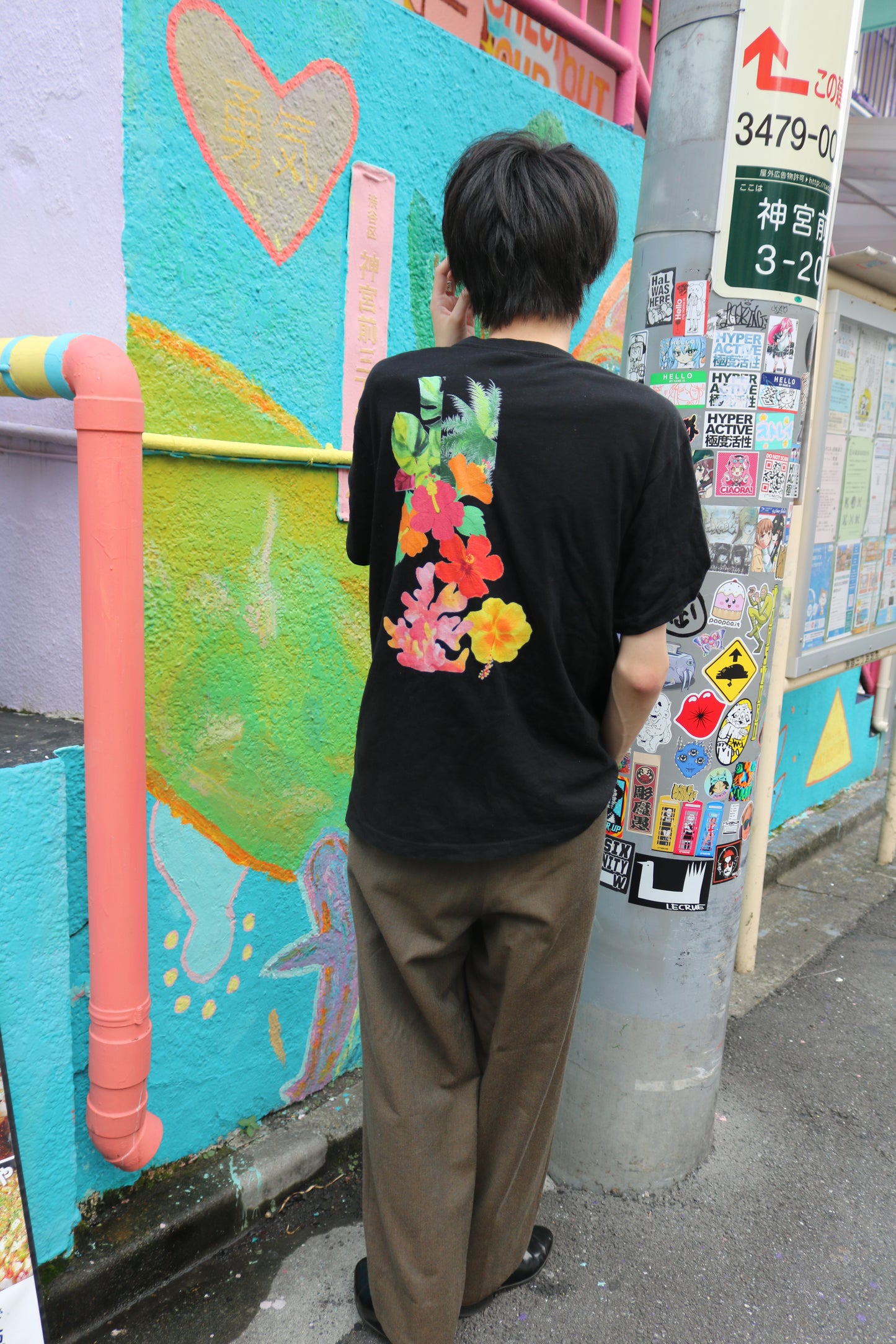 黒地フラワーTシャツ｜派手すぎないハイビスカスデザインで夏映え！