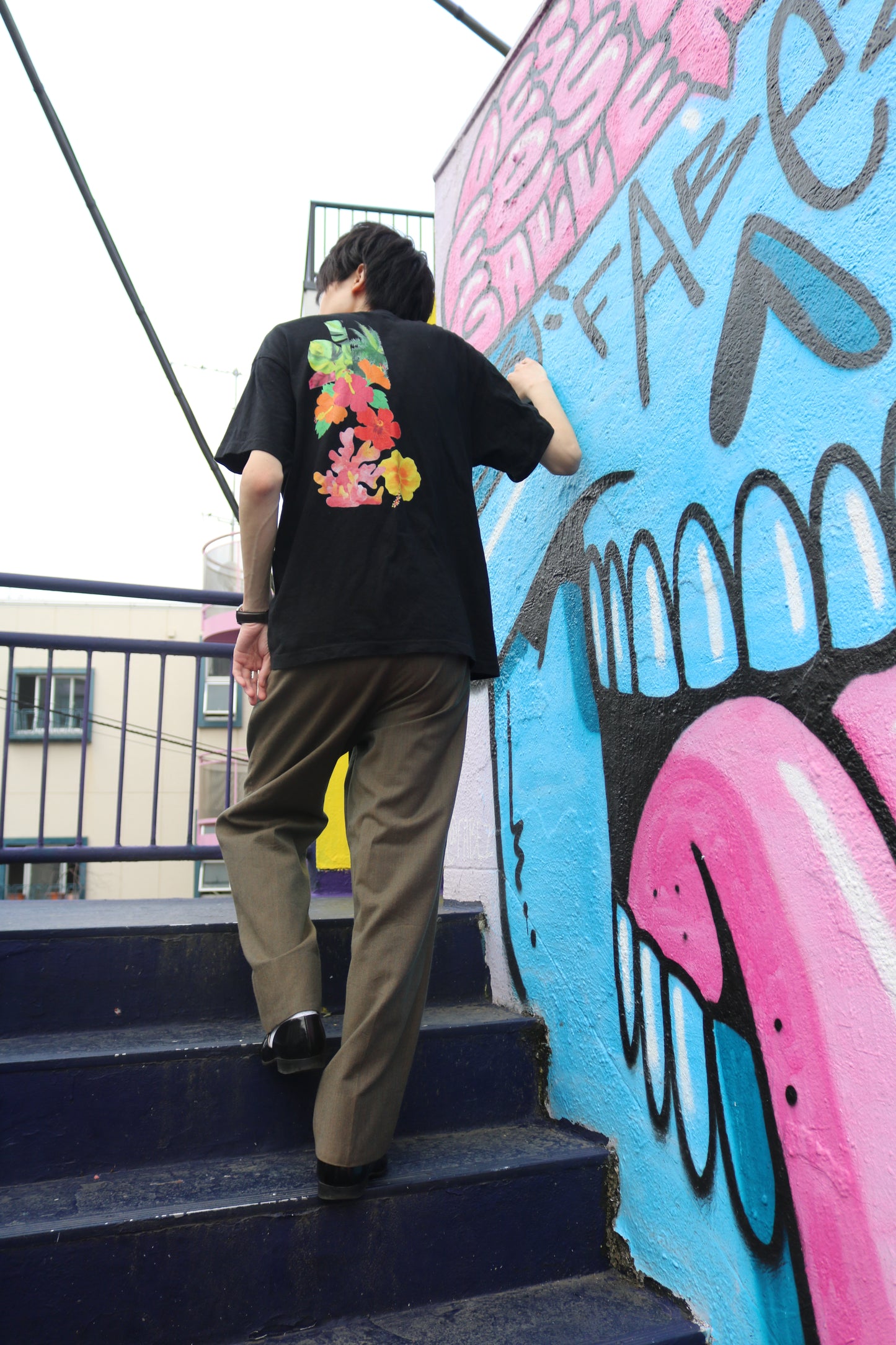 黒地フラワーTシャツ｜派手すぎないハイビスカスデザインで夏映え！