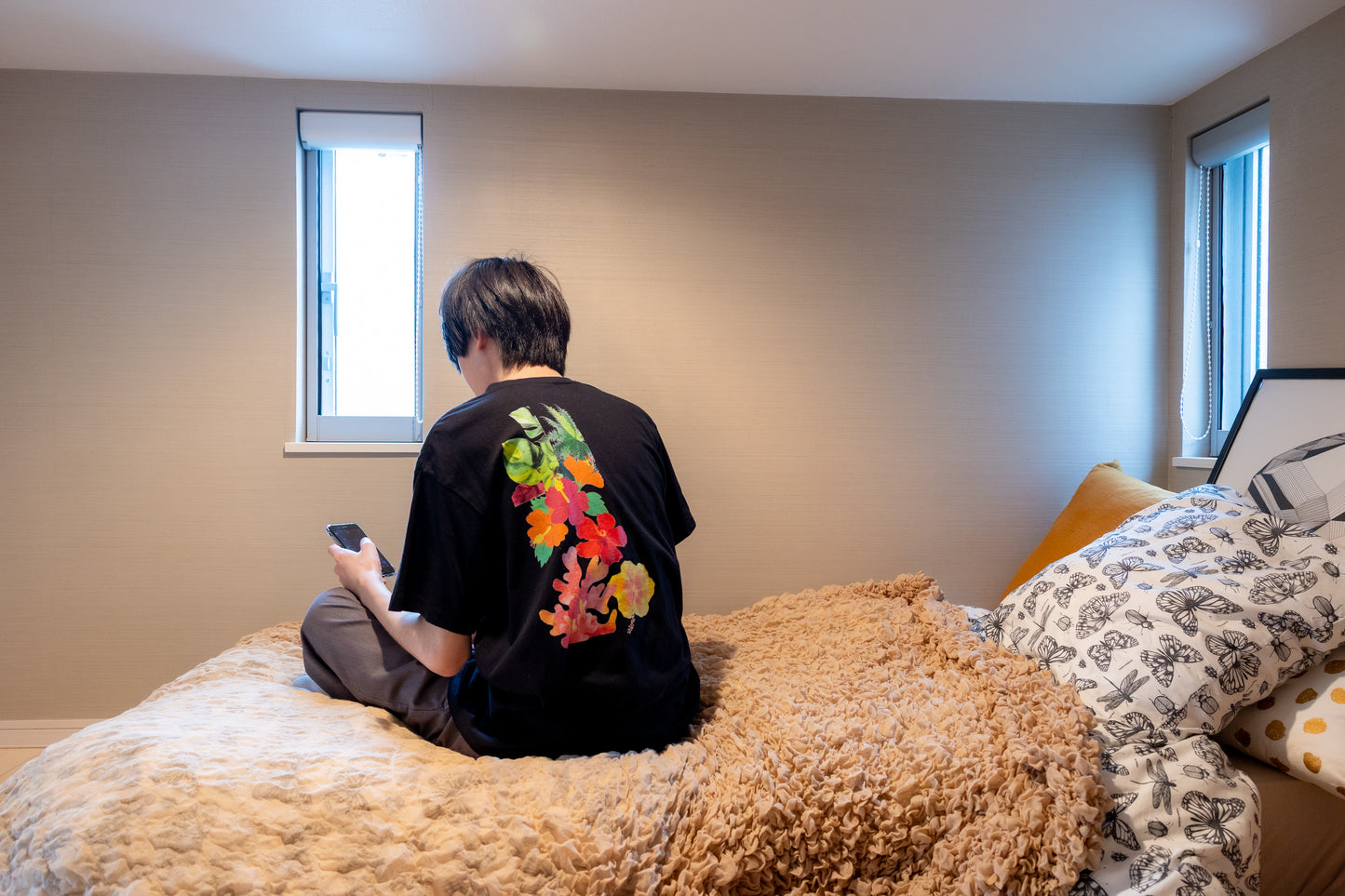 黒地フラワーTシャツ｜派手すぎないハイビスカスデザインで夏映え！